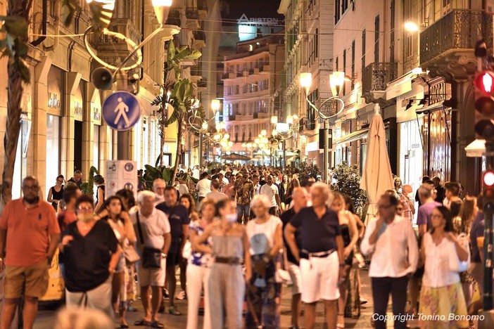 Un fiume di gente in via Matteotti nelle sere di agosto