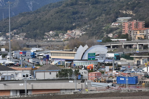 Ventimiglia, lavori nel piazzale: modificata la viabilità per i veicoli in uscita e l’autoporto Ventimiglia, lavori nel piazzale: modificata la viabilità per i veicoli in uscita e l’autoporto