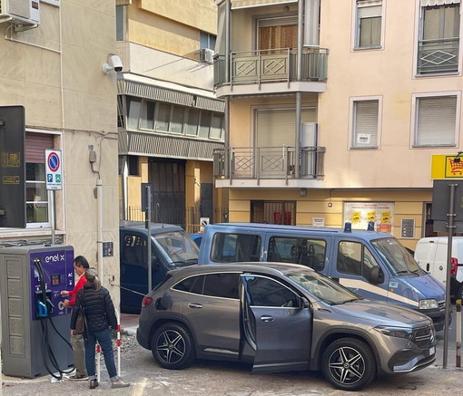 Ventimiglia: in funzione anche la settima colonnina da rifornimento per veicoli elettrici (Foto) Ventimiglia: in funzione anche la settima colonnina da rifornimento per veicoli elettrici (Foto)