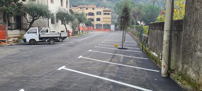 Dolceacqua: terminati i lavori sul piazzale attorno al Comune, nuova disposizione e qualche posto in più