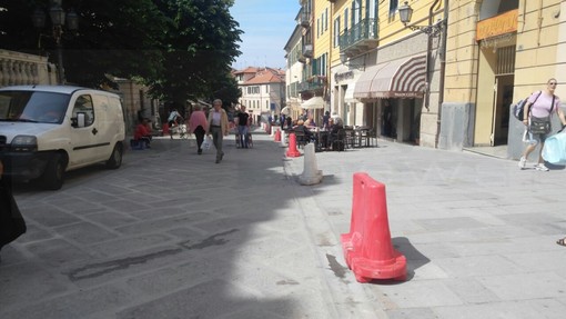 Imperia: punti luce a terra 'sporgenti' in via Cascione, dopo gli incidenti la ditta corre ai ripari (Foto)