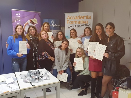 Consegnate le qualifiche a 15 nuove estetiste che si sono specializzate presso l’Accademia Formativa Consegnate le qualifiche a 15 nuove estetiste che si sono specializzate presso l’Accademia Formativa