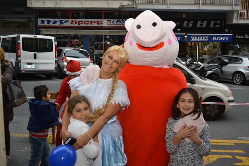 Sanremo: festa di Babbo Natale in via Pietro Agosti, i ringraziamenti di Francesca, Vanessa e Angela Sanremo: festa di Babbo Natale in via Pietro Agosti, i ringraziamenti di Francesca, Vanessa e Angela