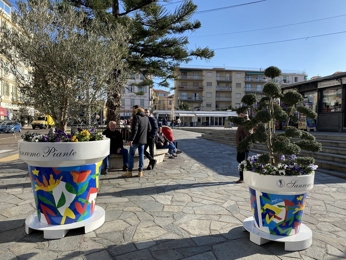 Sanremo: progetto di sponsorizzazione delle aiuole, 'Sanremo Piante' e 'Benza' omaggiano il comune di due vasi in piazza Colombo