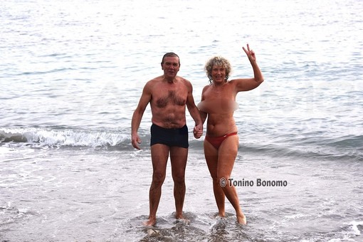 Sanremo: la temperatura non era certo invitante ma Nando e Caterina il bagno lo hanno fatto lo stesso