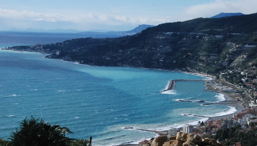 Ospedaletti: Germinale "Effettivamente qualcuno ha gettato dei rifiuti ma il mare è pulito, siamo pronti per l'estate"