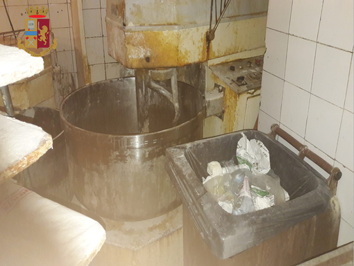 Imperia: laboratorio abusivo di panetteria scoperto in piazza Duomo, intervento della Polizia e dell'ASL