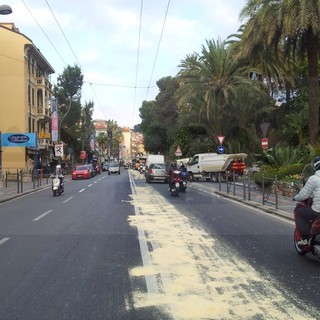 Sanremo: grossa perdita d'olio tra corso Cavallotti e via Fiume, intervento di Municipale e operai del Comune