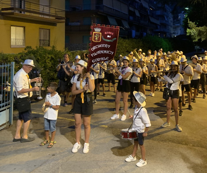 Ventimiglia: ieri sera primo concertino itinerante in città per l'Orchestra Filarmonica Giovanile (Foto)