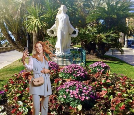 Il selfie della Venere con la statua della Primavera sull'Imperatrice