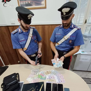 Imperia, fermati dai carabinieri due camper rubati pieni di oro, gioielli e telefoni cellullari Imperia, fermati dai carabinieri due camper rubati pieni di oro, gioielli e telefoni cellullari