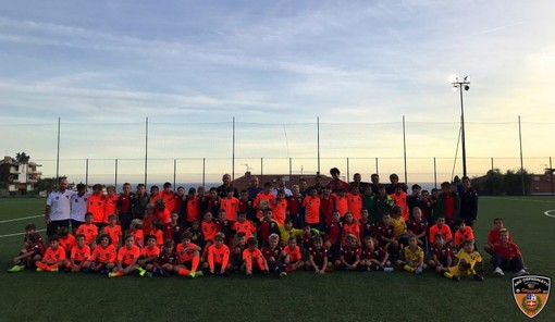 Calcio giovanile. Sempre più forte il legame tra Ospedaletti e Genoa: "Collaborazione pronta a crescere mettendo sempre al centro i ragazzi" Calcio giovanile. Sempre più forte il legame tra Ospedaletti e Genoa: "Collaborazione pronta a crescere mettendo sempre al centro i ragazzi"