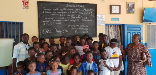 L'omaggio a Daniela Merogno da parte dei bambini dell'Orfanotrofio di Conakry (Rep. di Guinea) L'omaggio a Daniela Merogno da parte dei bambini dell'Orfanotrofio di Conakry (Rep. di Guinea)