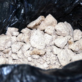 Ventimiglia: droga sotto la sella a Roverino, 700 grammi di eroina in pietra per un valore di 50mila euro Ventimiglia: droga sotto la sella a Roverino, 700 grammi di eroina in pietra per un valore di 50mila euro