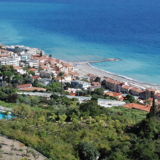 Ospedaletti: rinvio tardivo per 'Api, Vespe, Miele e...' polemiche dei commercianti 'non informati'