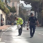 Sanremo: auto perde olio, corso Mazzini pericolosa e scivolosa per tutta la mattinata (Foto) Sanremo: auto perde olio, corso Mazzini pericolosa e scivolosa per tutta la mattinata (Foto)