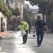Sanremo: auto perde olio, corso Mazzini pericolosa e scivolosa per tutta la mattinata (Foto)