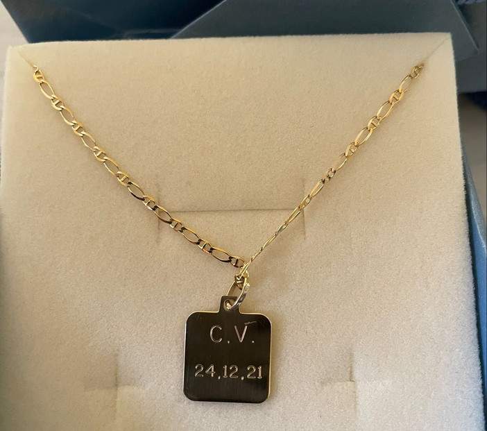 Omaggio ricco di significato dalla Croce Verde di Arma a una volontaria: il suo grazie insieme al marito