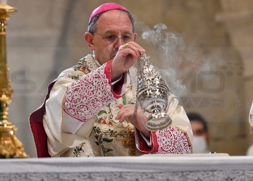 Sanremo: il M5S contro il Vescovo “La tentazione: svestire l’abito talare per sposare la politica”