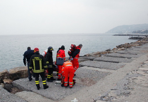Sanremo: uomo si sente male sugli scogli del porto vecchio per una presunta overdose Sanremo: uomo si sente male sugli scogli del porto vecchio per una presunta overdose