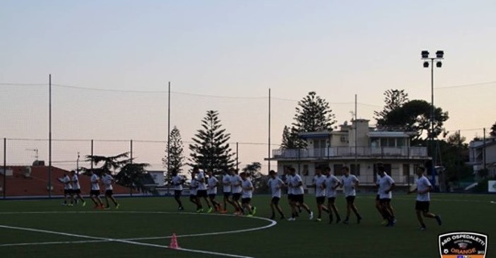 Calcio, Eccellenza. Ospedaletti-Cairese 1-2: amara la prima orange, gioiscono i gialloblu