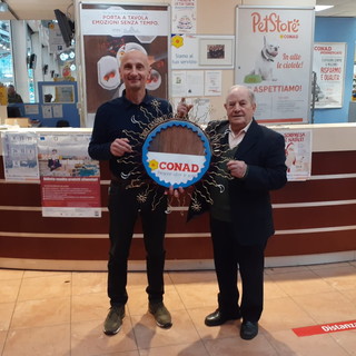 Arma di Taggia: 'O sole mio', una scultura dell'artista Pino Grisanti donata all'Ipermercato Conad (Foto)