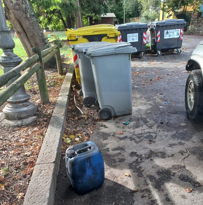 Sanremo: olio esausto abbandonato sul prato di San Romolo, il 'messaggio' di un lettore (Foto)