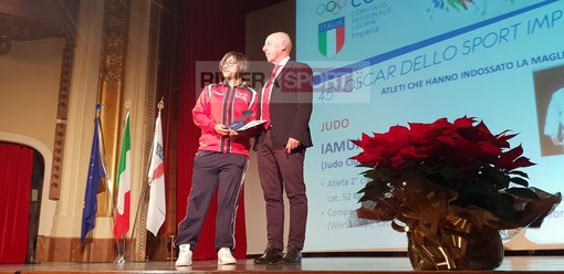 Eugenio Nocita, Assessore allo Sport di Sanremo, premia la judoka Maruska Iamundo (Judo Club Ventimiglia) all'Oscar dello Sport Imperiese