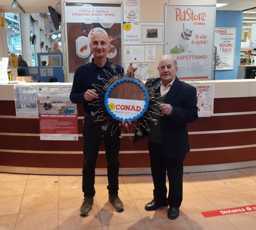 Arma di Taggia: 'O sole mio', una scultura dell'artista Pino Grisanti donata all'Ipermercato Conad (Foto)