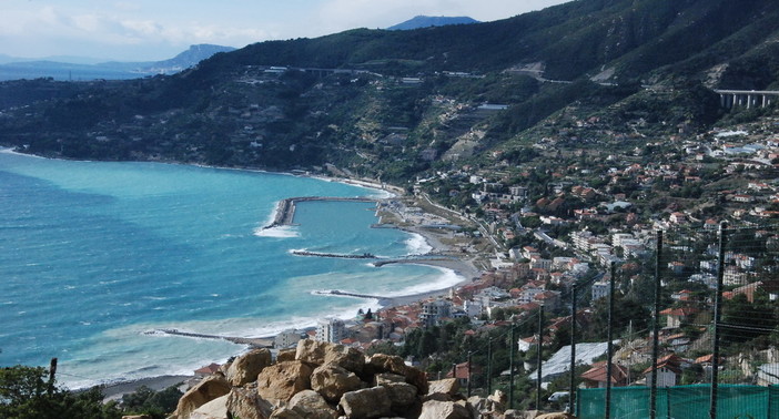 Ospedaletti: divieto di balneazione a scopo cautelativo in zona scogliera, ma domani verrà rimosso Ospedaletti: divieto di balneazione a scopo cautelativo in zona scogliera, ma domani verrà rimosso
