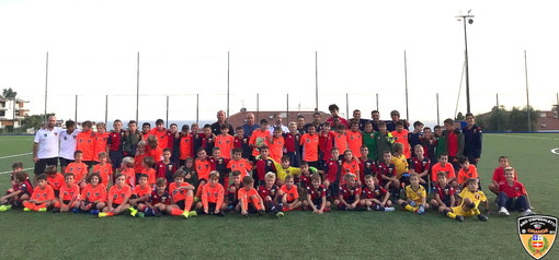 Calcio: ieri al ‘Ciccio Ozenda’ 100 ragazzi di Genoa e Ospedaletti per un pomeriggio a tinte aranciorossoblu (Video)