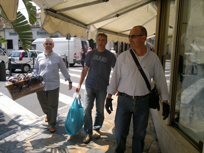 Sanremo: blitz della municipale in piazza Eroi Sanremesi, la risposta al nostro articolo da un lettore