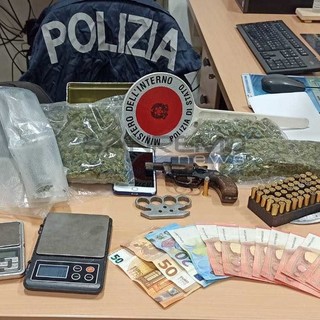 Il materiale sequestrato al 16enne Il materiale sequestrato al 16enne