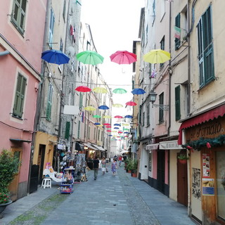 Per la prima volta anche a Sanremo gli ‘ombrelli sospesi’: in via De Benedetti originale iniziativa di street art (Foto)