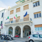Ospedaletti, stretta contro i proprietari di cani maleducati: nuova ordinanza su guinzaglio e deiezioni per tutelare decoro e igiene