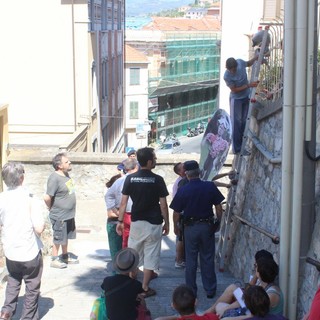 Imperia: 40 manifestanti de La Talpa e l'Orologio occupano giardino della Banca d'Italia