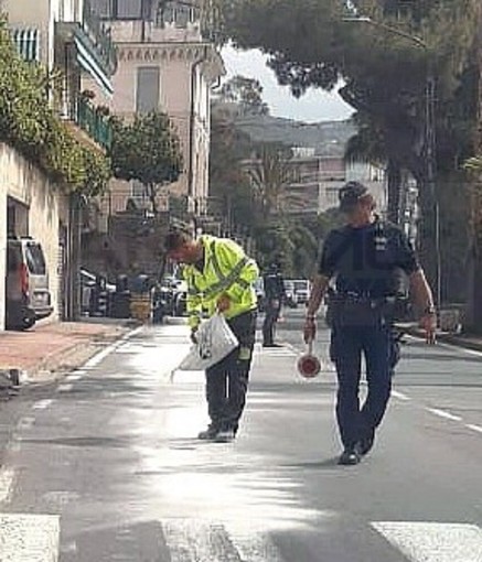 Sanremo: auto perde olio, corso Mazzini pericolosa e scivolosa per tutta la mattinata (Foto)