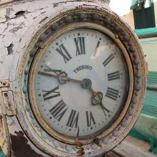 Imperia: giovedì mattina tornerà agli antichi splendori lo storico orologio di via Cascione (Foto)