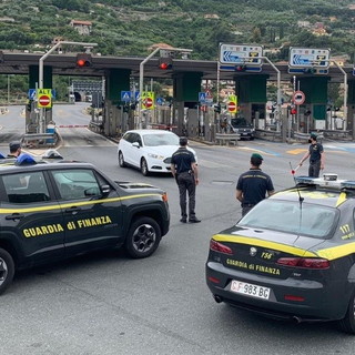 Ventimiglia: la Finanza sequestra oltre 75 kg di marijuana e arresta un serbo al confine Ventimiglia: la Finanza sequestra oltre 75 kg di marijuana e arresta un serbo al confine