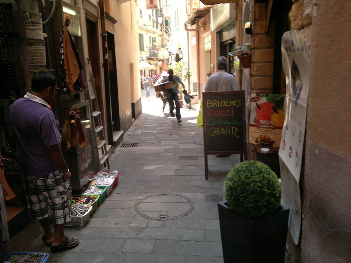 Sanremo: venditore abusivo fugge dai controlli, inciampa e si rompe una gamba