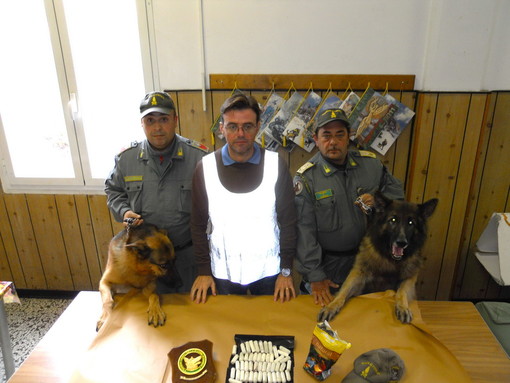 Ventimiglia: la Guardia di Finanza ha tratto in arresto uno spagnolo trovato in possesso di 6,5 kg di hashish e 50 gr di marijuana