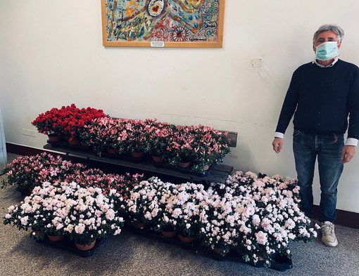 Bordighera: floricoltori locali omaggiano gli operatori del 'Saint Charles' dei loro prodotti (Foto) Bordighera: floricoltori locali omaggiano gli operatori del 'Saint Charles' dei loro prodotti (Foto)