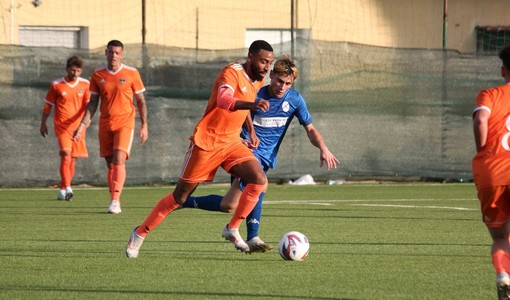 Calcio, Ospedaletti, rimonta da applausi: due gol nel finale e pari strappato all’Albingaunia