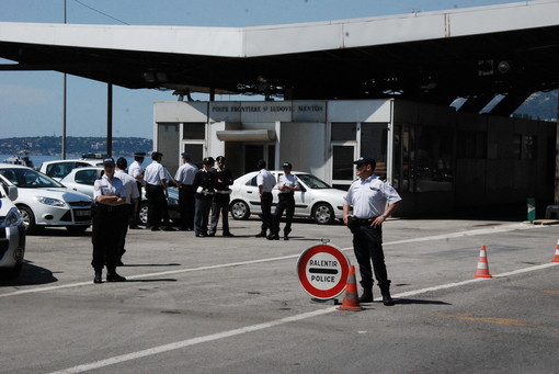Blitz franco-italiano: 22 mila persone controllate, 128 arresti e quasi 1300 uomini impegnati. Ecco i numeri dell’operazione ‘Gazalp’ al confine con Ventimiglia Blitz franco-italiano: 22 mila persone controllate, 128 arresti e quasi 1300 uomini impegnati. Ecco i numeri dell’operazione ‘Gazalp’ al confine con Ventimiglia