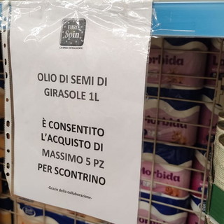 Guerra in Ucraina: non solo caro benzina ma anche razionamento dell'olio di semi nei supermercati Guerra in Ucraina: non solo caro benzina ma anche razionamento dell'olio di semi nei supermercati