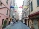 Per la prima volta anche a Sanremo gli ‘ombrelli sospesi’: in via De Benedetti originale iniziativa di street art (Foto)