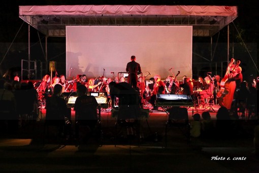 Bordighera: un concerto 'tinto di rosso' quello di ieri sera per l'Orchestra Sinfonica, le foto di Eugenio Conte