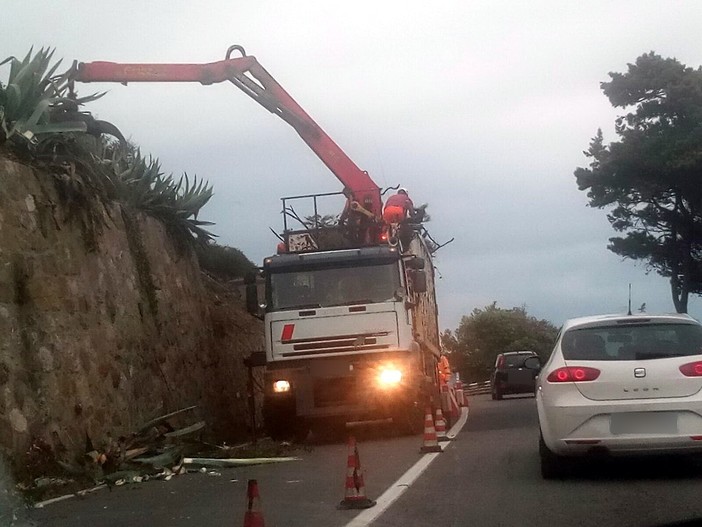 San Lorenzo al Mare: lunghe code per il senso unico alternato, in corso le operazioni di bonifica (Foto)