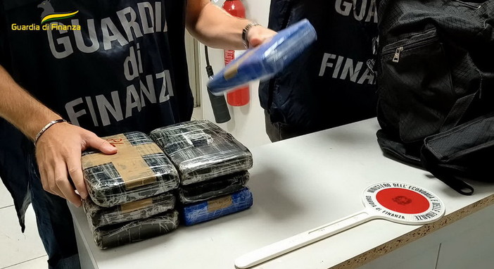 Traffico di droga sgominato dalla Finanza: la banda aveva quattro sedi, ecco quali erano i ruoli dei componenti Traffico di droga sgominato dalla Finanza: la banda aveva quattro sedi, ecco quali erano i ruoli dei componenti