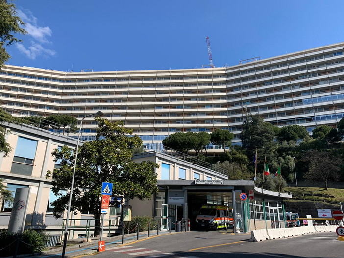 Trapianto salva-vita al San Martino di Genova: nuovo fegato per un giovane intossicato in un incendio Trapianto salva-vita al San Martino di Genova: nuovo fegato per un giovane intossicato in un incendio